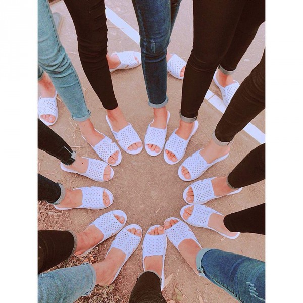 Trào lưu mới: Sau đồng phục lớp, đến lượt... dép lớp, giày lớp lên ngôi!